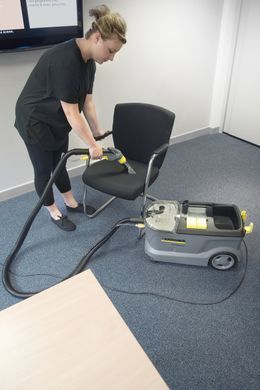 Фото: 4 з 10, Пилосос професійний миючий Karcher Puzzi 10/1, 1250Вт, 254мБар, контейнер 10/9л, 10.5кг (1.100-131.0), купити за 37 999 грн зі знижкою в Смартс | smarts.ua