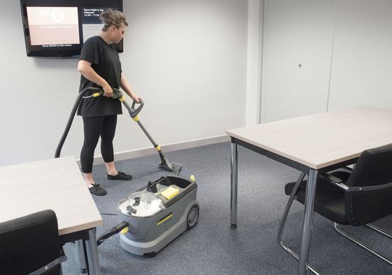 Фото: 3 з 10, Пилосос професійний миючий Karcher Puzzi 10/1, 1250Вт, 254мБар, контейнер 10/9л, 10.5кг (1.100-131.0), купити за 37 999 грн зі знижкою в Смартс | smarts.ua