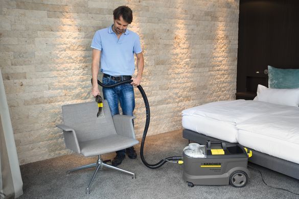 Фото: 6 з 10, Пилосос професійний миючий Karcher Puzzi 10/1, 1250Вт, 254мБар, контейнер 10/9л, 10.5кг (1.100-131.0), купити за 37 999 грн зі знижкою в Смартс | smarts.ua