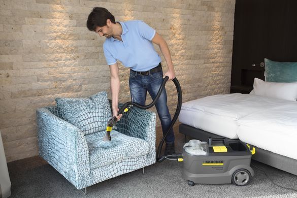 Фото: 5 з 10, Пилосос професійний миючий Karcher Puzzi 10/1, 1250Вт, 254мБар, контейнер 10/9л, 10.5кг (1.100-131.0), купити за 37 999 грн зі знижкою в Смартс | smarts.ua
